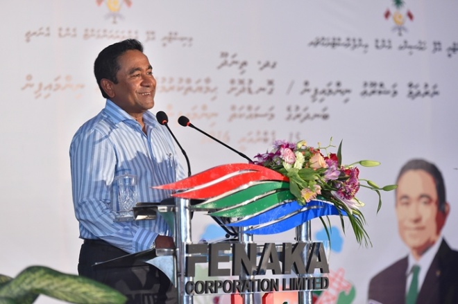 ފެބްރުއަރީ 15، 2016: ތިނަދޫގައި ނަރުދަމާގެ ޚިދުމަތް ފެށުމާއި، ގޮނޑުދޮށް ޙިމާޔަތްކުރުމުގެ މަޝްރޫޢު ނިންމުން ފާހަގަކުރުމާއި، ބަނދަރު ހުޅުއްވައިދެއްވުމުގެ ރަސްމިއްޔާތުގެ ތެރެއިން--ފޮޓޯ: ރައީސް އޮފީސް