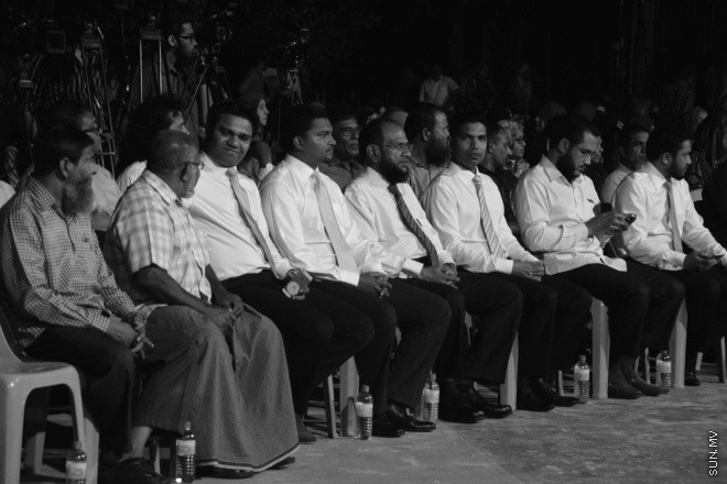 19 ފެބްރުއަރީ 2016 : އާދާލަތު ޕާޓީން އާޓިފިޝަލް ބީޗުގައި ބޭވިޖަލްސާގެ ތެރެއިން --- ސަން ފޮޓޯ : މުހަންމަދު އަފްރާހް 