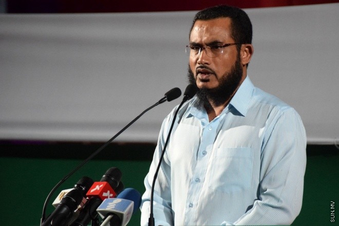 19 ފެބްރުއަރީ 2016 : އާދާލަތު ޕާޓީން އާޓިފިޝަލް ބީޗުގައި ބޭވިޖަލްސާގެ ތެރެއިން --- ސަން ފޮޓޯ : މުހަންމަދު އަފްރާހް 