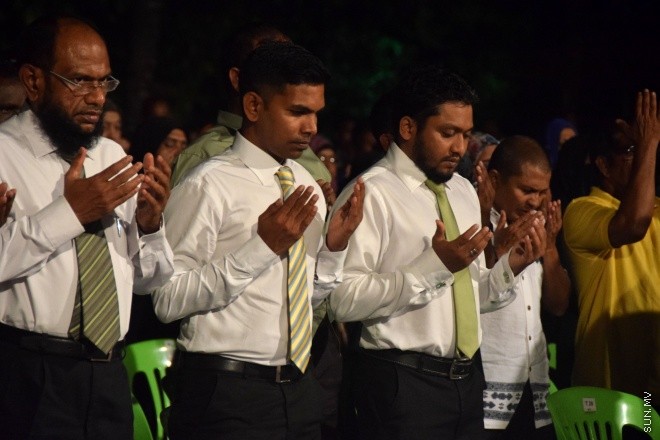 19 ފެބްރުއަރީ 2016 : އާދާލަތު ޕާޓީން އާޓިފިޝަލް ބީޗުގައި ބޭވިޖަލްސާގެ ތެރެއިން --- ސަން ފޮޓޯ : މުހަންމަދު އަފްރާހް 