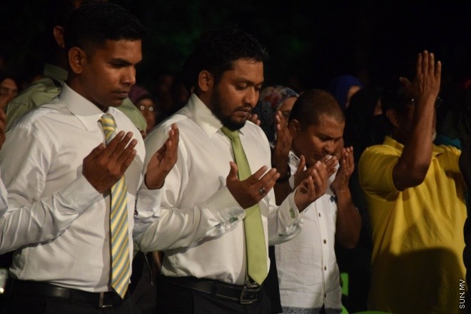 19 ފެބްރުއަރީ 2016 : އާދާލަތު ޕާޓީން އާޓިފިޝަލް ބީޗުގައި ބޭވިޖަލްސާގެ ތެރެއިން --- ސަން ފޮޓޯ : މުހަންމަދު އަފްރާހް 