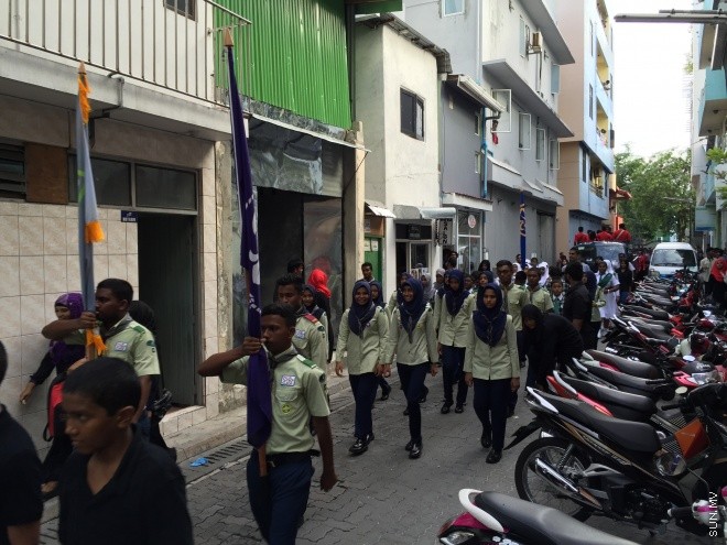 ފެބްރުއަރީ 20، 2016: އަހުމަދިއްޔާ އިންޓަނޭޝަނަލް ސްކޫލުގެ 34 ވަނަ އަހަރީ ދުވަސް ފާހަގަ ކުރުމުގެ ގޮތުން ބޭއްވި ޕެރޭޑް--ސަންފޮޓޯ: އަހުމަދު މުޖުތަބާ