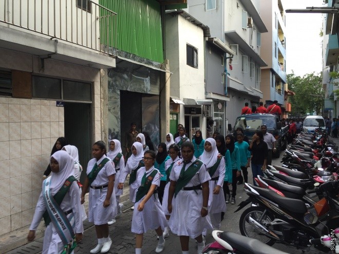 ފެބްރުއަރީ 20، 2016: އަހުމަދިއްޔާ އިންޓަނޭޝަނަލް ސްކޫލުގެ 34 ވަނަ އަހަރީ ދުވަސް ފާހަގަ ކުރުމުގެ ގޮތުން ބޭއްވި ޕެރޭޑް--ސަންފޮޓޯ: އަހުމަދު މުޖުތަބާ