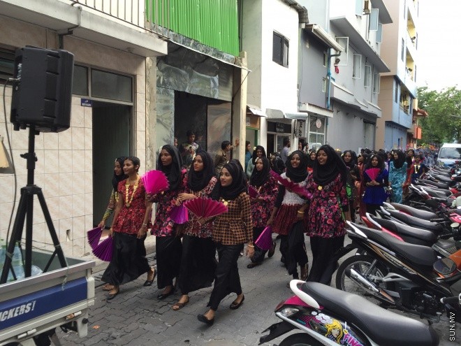 ފެބްރުއަރީ 20، 2016: އަހުމަދިއްޔާ އިންޓަނޭޝަނަލް ސްކޫލުގެ 34 ވަނަ އަހަރީ ދުވަސް ފާހަގަ ކުރުމުގެ ގޮތުން ބޭއްވި ޕެރޭޑް--ސަންފޮޓޯ: އަހުމަދު މުޖުތަބާ