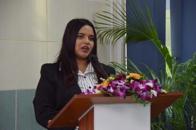 ފެބްރުއަރީ 21، 2016: ހުޅުމާލޭ ހޮސްޕިޓަލްގައި އަލްޓްރާ ސައުންޑް ސްކޭން އާއި ތުންފަތާއި ތަލީގެ އައިބު (ކްލެފްޓް/ކްލެފްޓް ޕެލެޓް) އޮޕަރޭޝަން ކުރުމުގެ ކޭމްޕް އިފްތިތާހުކުރުމަށް ހުޅުމާލޭ ހޮސްޕިޓަލްގައި ބޭއްވި ރަސްމިއްޔާތުގެ ތެރެއިން -- ސަން ފޮޓޯ/ ފަޔާޒު މޫސާ