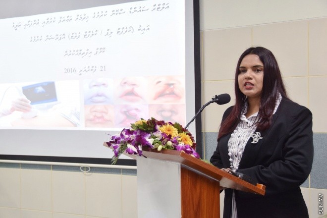 ފެބްރުއަރީ 21، 2016: ހުޅުމާލޭ ހޮސްޕިޓަލްގައި އަލްޓްރާ ސައުންޑް ސްކޭން އާއި ތުންފަތާއި ތަލީގެ އައިބު (ކްލެފްޓް/ކްލެފްޓް ޕެލެޓް) އޮޕަރޭޝަން ކުރުމުގެ ކޭމްޕް އިފްތިތާހުކުރުމަށް ހުޅުމާލޭ ހޮސްޕިޓަލްގައި ބޭއްވި ރަސްމިއްޔާތުގެ ތެރެއިން -- ސަން ފޮޓޯ/ ފަޔާޒު މޫސާ