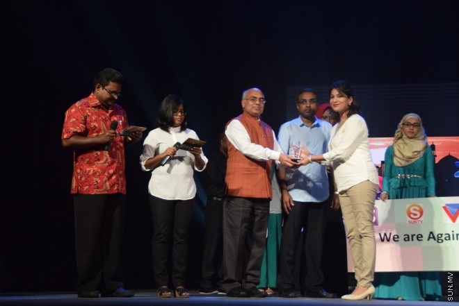 ފެބްރުއަރީ 22، 2016: އޭސީސީގެ "ބިތުފަންގި" ޑްރާމާ ސީރީޒް ޕްރިމިއާ ކުރުމަށް އޮލިމްޕަހުގައި ބޭއްވި ރަސްމިއްޔާތުގެ ތެރެއިން--ސަންފޮޓޯ: ފަޔާޒު މޫސާ