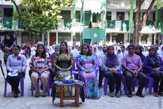 ފެބްރުއަރީ 24، 2016: މުހައްމަދު އަމީންދީދީގެ ހަނދާނުގައި ކޮންމެ އަހަރަކު ވެސް އަމީނިއްޔާ ސްކޫލުން ދެމުން އަންނަ މުހައްމަދު އަމީން އެވޯޑު ހަވާލުކުރުމާއި ސްކޫލްގެ ޕޯސްޓުުންނަށް މަގާމު ހަވާލުކުރުމަށް ބޭއްވި ރަސްމިއްޔާތު -- ސަން ފޮޓޯ/ ފަޔާޒު މޫސާ