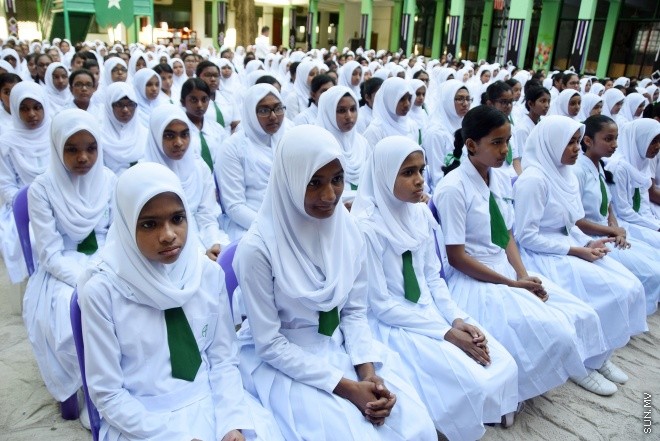 ފެބްރުއަރީ 24، 2016: މުހައްމަދު އަމީންދީދީގެ ހަނދާނުގައި ކޮންމެ އަހަރަކު ވެސް އަމީނިއްޔާ ސްކޫލުން ދެމުން އަންނަ މުހައްމަދު އަމީން އެވޯޑު ހަވާލުކުރުމާއި ސްކޫލްގެ ޕޯސްޓުުންނަށް މަގާމު ހަވާލުކުރުމަށް ބޭއްވި ރަސްމިއްޔާތު -- ސަން ފޮޓޯ/ ފަޔާޒު މޫސާ