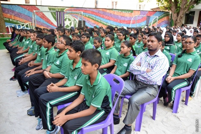 ފެބްރުއަރީ 24، 2016: މުހައްމަދު އަމީންދީދީގެ ހަނދާނުގައި ކޮންމެ އަހަރަކު ވެސް އަމީނިއްޔާ ސްކޫލުން ދެމުން އަންނަ މުހައްމަދު އަމީން އެވޯޑު ހަވާލުކުރުމާއި ސްކޫލްގެ ޕޯސްޓުުންނަށް މަގާމު ހަވާލުކުރުމަށް ބޭއްވި ރަސްމިއްޔާތު -- ސަން ފޮޓޯ/ ފަޔާޒު މޫސާ