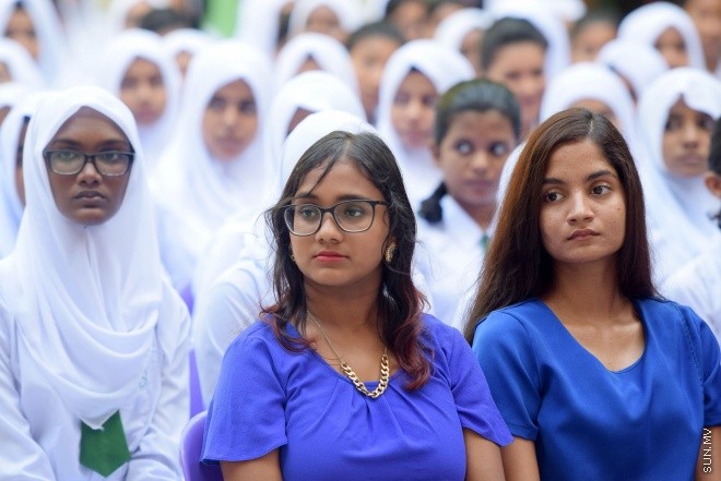 ފެބްރުއަރީ 24، 2016: މުހައްމަދު އަމީންދީދީގެ ހަނދާނުގައި ކޮންމެ އަހަރަކު ވެސް އަމީނިއްޔާ ސްކޫލުން ދެމުން އަންނަ މުހައްމަދު އަމީން އެވޯޑު ހަވާލުކުރުމާއި ސްކޫލްގެ ޕޯސްޓުުންނަށް މަގާމު ހަވާލުކުރުމަށް ބޭއްވި ރަސްމިއްޔާތު -- ސަން ފޮޓޯ/ ފަޔާޒު މޫސާ