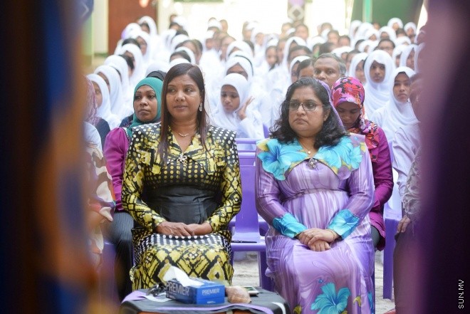 ފެބްރުއަރީ 24، 2016: މުހައްމަދު އަމީންދީދީގެ ހަނދާނުގައި ކޮންމެ އަހަރަކު ވެސް އަމީނިއްޔާ ސްކޫލުން ދެމުން އަންނަ މުހައްމަދު އަމީން އެވޯޑު ހަވާލުކުރުމާއި ސްކޫލްގެ ޕޯސްޓުުންނަށް މަގާމު ހަވާލުކުރުމަށް ބޭއްވި ރަސްމިއްޔާތު -- ސަން ފޮޓޯ/ ފަޔާޒު މޫސާ