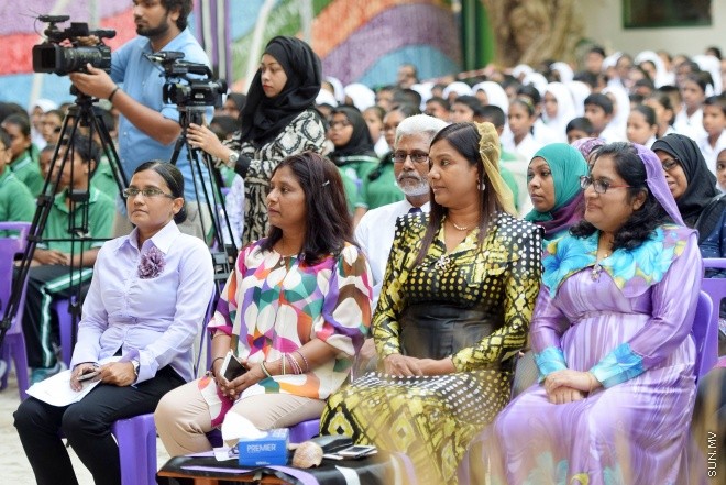 ފެބްރުއަރީ 24، 2016: މުހައްމަދު އަމީންދީދީގެ ހަނދާނުގައި ކޮންމެ އަހަރަކު ވެސް އަމީނިއްޔާ ސްކޫލުން ދެމުން އަންނަ މުހައްމަދު އަމީން އެވޯޑު ހަވާލުކުރުމާއި ސްކޫލްގެ ޕޯސްޓުުންނަށް މަގާމު ހަވާލުކުރުމަށް ބޭއްވި ރަސްމިއްޔާތު -- ސަން ފޮޓޯ/ ފަޔާޒު މޫސާ