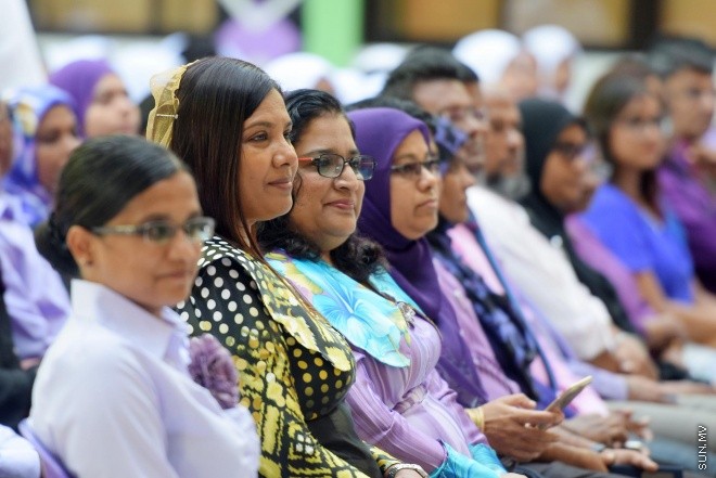 ފެބްރުއަރީ 24، 2016: މުހައްމަދު އަމީންދީދީގެ ހަނދާނުގައި ކޮންމެ އަހަރަކު ވެސް އަމީނިއްޔާ ސްކޫލުން ދެމުން އަންނަ މުހައްމަދު އަމީން އެވޯޑު ހަވާލުކުރުމާއި ސްކޫލްގެ ޕޯސްޓުުންނަށް މަގާމު ހަވާލުކުރުމަށް ބޭއްވި ރަސްމިއްޔާތު -- ސަން ފޮޓޯ/ ފަޔާޒު މޫސާ
