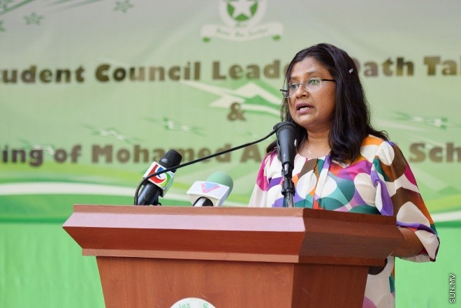 ފެބްރުއަރީ 24، 2016: މުހައްމަދު އަމީންދީދީގެ ހަނދާނުގައި ކޮންމެ އަހަރަކު ވެސް އަމީނިއްޔާ ސްކޫލުން ދެމުން އަންނަ މުހައްމަދު އަމީން އެވޯޑު ހަވާލުކުރުމާއި ސްކޫލްގެ ޕޯސްޓުުންނަށް މަގާމު ހަވާލުކުރުމަށް ބޭއްވި ރަސްމިއްޔާތު -- ސަން ފޮޓޯ/ ފަޔާޒު މޫސާ