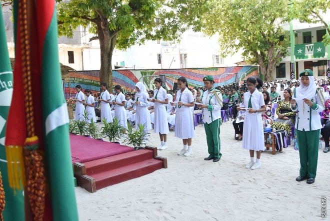 ފެބްރުއަރީ 24، 2016: މުހައްމަދު އަމީންދީދީގެ ހަނދާނުގައި ކޮންމެ އަހަރަކު ވެސް އަމީނިއްޔާ ސްކޫލުން ދެމުން އަންނަ މުހައްމަދު އަމީން އެވޯޑު ހަވާލުކުރުމާއި ސްކޫލްގެ ޕޯސްޓުުންނަށް މަގާމު ހަވާލުކުރުމަށް ބޭއްވި ރަސްމިއްޔާތު -- ސަން ފޮޓޯ/ ފަޔާޒު މޫސާ
