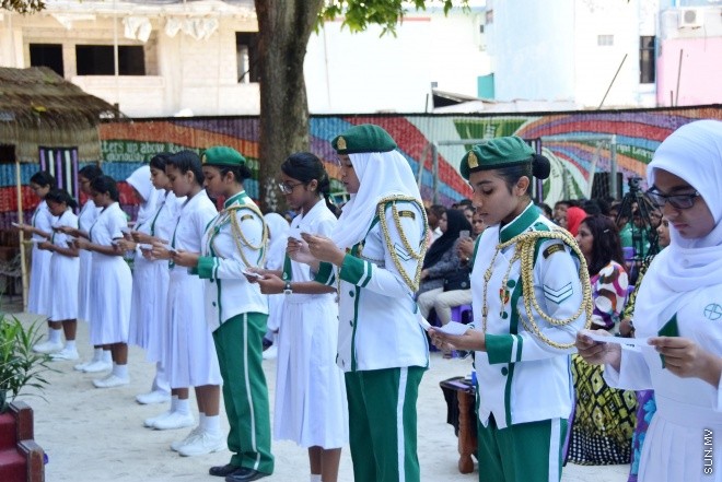 ފެބްރުއަރީ 24، 2016: މުހައްމަދު އަމީންދީދީގެ ހަނދާނުގައި ކޮންމެ އަހަރަކު ވެސް އަމީނިއްޔާ ސްކޫލުން ދެމުން އަންނަ މުހައްމަދު އަމީން އެވޯޑު ހަވާލުކުރުމާއި ސްކޫލްގެ ޕޯސްޓުުންނަށް މަގާމު ހަވާލުކުރުމަށް ބޭއްވި ރަސްމިއްޔާތު -- ސަން ފޮޓޯ/ ފަޔާޒު މޫސާ