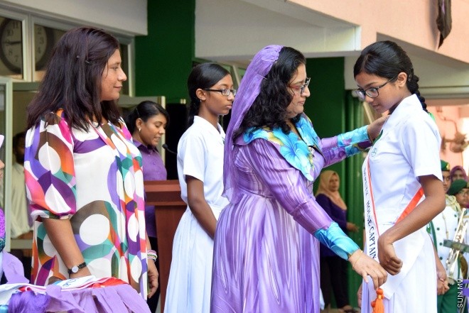 ފެބްރުއަރީ 24، 2016: މުހައްމަދު އަމީންދީދީގެ ހަނދާނުގައި ކޮންމެ އަހަރަކު ވެސް އަމީނިއްޔާ ސްކޫލުން ދެމުން އަންނަ މުހައްމަދު އަމީން އެވޯޑު ހަވާލުކުރުމާއި ސްކޫލްގެ ޕޯސްޓުުންނަށް މަގާމު ހަވާލުކުރުމަށް ބޭއްވި ރަސްމިއްޔާތު -- ސަން ފޮޓޯ/ ފަޔާޒު މޫސާ