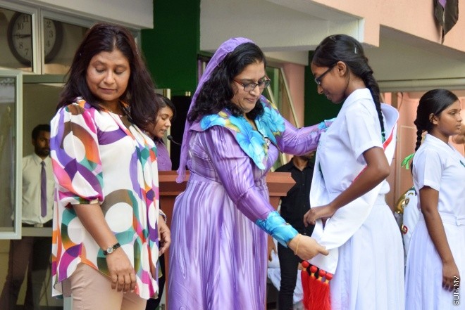 ފެބްރުއަރީ 24، 2016: މުހައްމަދު އަމީންދީދީގެ ހަނދާނުގައި ކޮންމެ އަހަރަކު ވެސް އަމީނިއްޔާ ސްކޫލުން ދެމުން އަންނަ މުހައްމަދު އަމީން އެވޯޑު ހަވާލުކުރުމާއި ސްކޫލްގެ ޕޯސްޓުުންނަށް މަގާމު ހަވާލުކުރުމަށް ބޭއްވި ރަސްމިއްޔާތު -- ސަން ފޮޓޯ/ ފަޔާޒު މޫސާ