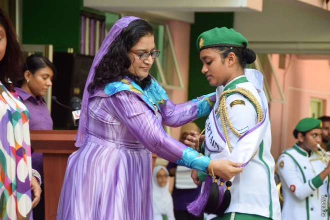 ފެބްރުއަރީ 24، 2016: މުހައްމަދު އަމީންދީދީގެ ހަނދާނުގައި ކޮންމެ އަހަރަކު ވެސް އަމީނިއްޔާ ސްކޫލުން ދެމުން އަންނަ މުހައްމަދު އަމީން އެވޯޑު ހަވާލުކުރުމާއި ސްކޫލްގެ ޕޯސްޓުުންނަށް މަގާމު ހަވާލުކުރުމަށް ބޭއްވި ރަސްމިއްޔާތު -- ސަން ފޮޓޯ/ ފަޔާޒު މޫސާ