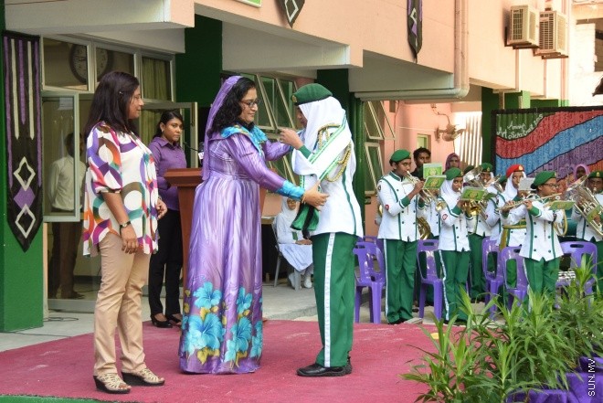 ފެބްރުއަރީ 24، 2016: މުހައްމަދު އަމީންދީދީގެ ހަނދާނުގައި ކޮންމެ އަހަރަކު ވެސް އަމީނިއްޔާ ސްކޫލުން ދެމުން އަންނަ މުހައްމަދު އަމީން އެވޯޑު ހަވާލުކުރުމާއި ސްކޫލްގެ ޕޯސްޓުުންނަށް މަގާމު ހަވާލުކުރުމަށް ބޭއްވި ރަސްމިއްޔާތު -- ސަން ފޮޓޯ/ ފަޔާޒު މޫސާ