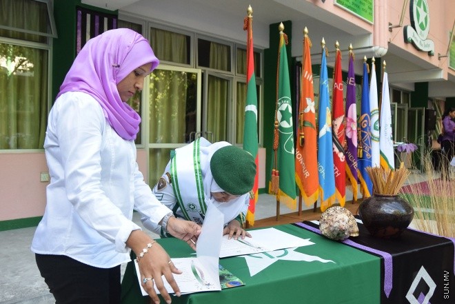 ފެބްރުއަރީ 24، 2016: މުހައްމަދު އަމީންދީދީގެ ހަނދާނުގައި ކޮންމެ އަހަރަކު ވެސް އަމީނިއްޔާ ސްކޫލުން ދެމުން އަންނަ މުހައްމަދު އަމީން އެވޯޑު ހަވާލުކުރުމާއި ސްކޫލްގެ ޕޯސްޓުުންނަށް މަގާމު ހަވާލުކުރުމަށް ބޭއްވި ރަސްމިއްޔާތު -- ސަން ފޮޓޯ/ ފަޔާޒު މޫސާ