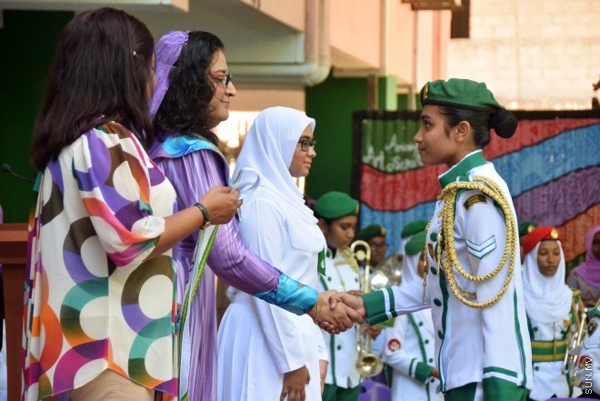ފެބްރުއަރީ 24، 2016: މުހައްމަދު އަމީންދީދީގެ ހަނދާނުގައި ކޮންމެ އަހަރަކު ވެސް އަމީނިއްޔާ ސްކޫލުން ދެމުން އަންނަ މުހައްމަދު އަމީން އެވޯޑު ހަވާލުކުރުމާއި ސްކޫލްގެ ޕޯސްޓުުންނަށް މަގާމު ހަވާލުކުރުމަށް ބޭއްވި ރަސްމިއްޔާތު -- ސަން ފޮޓޯ/ ފަޔާޒު މޫސާ