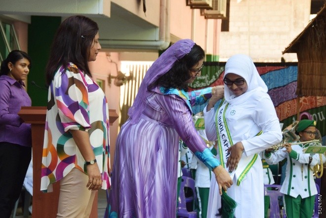ފެބްރުއަރީ 24، 2016: މުހައްމަދު އަމީންދީދީގެ ހަނދާނުގައި ކޮންމެ އަހަރަކު ވެސް އަމީނިއްޔާ ސްކޫލުން ދެމުން އަންނަ މުހައްމަދު އަމީން އެވޯޑު ހަވާލުކުރުމާއި ސްކޫލްގެ ޕޯސްޓުުންނަށް މަގާމު ހަވާލުކުރުމަށް ބޭއްވި ރަސްމިއްޔާތު -- ސަން ފޮޓޯ/ ފަޔާޒު މޫސާ