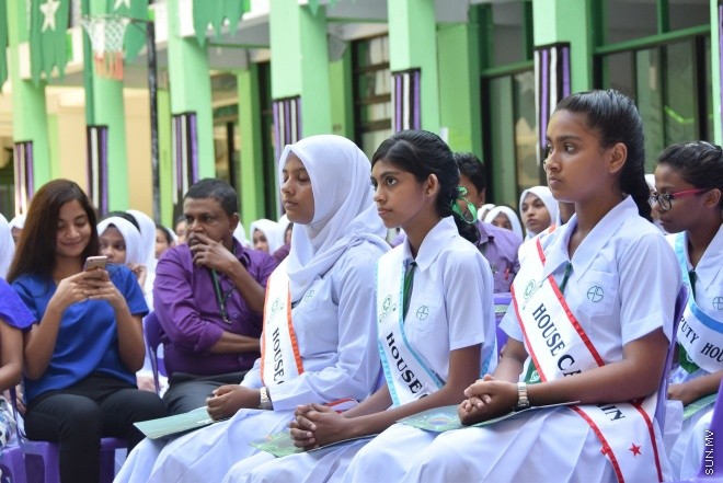 ފެބްރުއަރީ 24، 2016: މުހައްމަދު އަމީންދީދީގެ ހަނދާނުގައި ކޮންމެ އަހަރަކު ވެސް އަމީނިއްޔާ ސްކޫލުން ދެމުން އަންނަ މުހައްމަދު އަމީން އެވޯޑު ހަވާލުކުރުމާއި ސްކޫލްގެ ޕޯސްޓުުންނަށް މަގާމު ހަވާލުކުރުމަށް ބޭއްވި ރަސްމިއްޔާތު -- ސަން ފޮޓޯ/ ފަޔާޒު މޫސާ