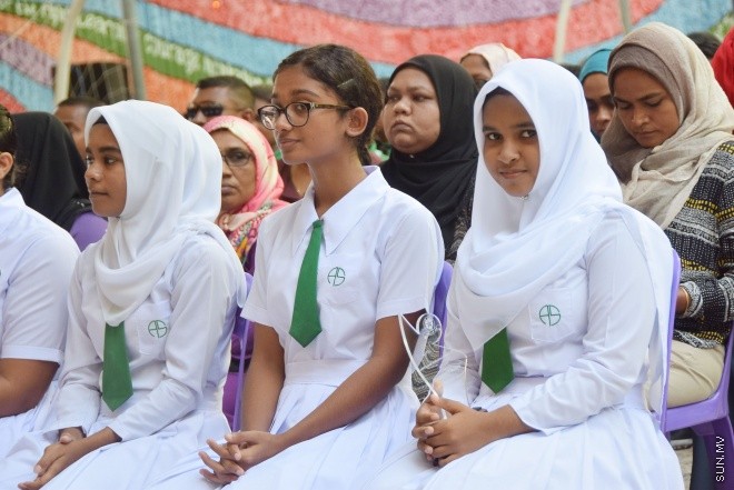ފެބްރުއަރީ 24، 2016: މުހައްމަދު އަމީންދީދީގެ ހަނދާނުގައި ކޮންމެ އަހަރަކު ވެސް އަމީނިއްޔާ ސްކޫލުން ދެމުން އަންނަ މުހައްމަދު އަމީން އެވޯޑު ހަވާލުކުރުމާއި ސްކޫލްގެ ޕޯސްޓުުންނަށް މަގާމު ހަވާލުކުރުމަށް ބޭއްވި ރަސްމިއްޔާތު -- ސަން ފޮޓޯ/ ފަޔާޒު މޫސާ