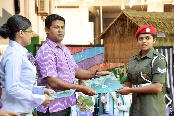ފެބްރުއަރީ 24، 2016: މުހައްމަދު އަމީންދީދީގެ ހަނދާނުގައި ކޮންމެ އަހަރަކު ވެސް އަމީނިއްޔާ ސްކޫލުން ދެމުން އަންނަ މުހައްމަދު އަމީން އެވޯޑު ހަވާލުކުރުމާއި ސްކޫލްގެ ޕޯސްޓުުންނަށް މަގާމު ހަވާލުކުރުމަށް ބޭއްވި ރަސްމިއްޔާތު -- ސަން ފޮޓޯ/ ފަޔާޒު މޫސާ