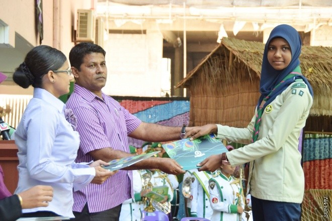 ފެބްރުއަރީ 24، 2016: މުހައްމަދު އަމީންދީދީގެ ހަނދާނުގައި ކޮންމެ އަހަރަކު ވެސް އަމީނިއްޔާ ސްކޫލުން ދެމުން އަންނަ މުހައްމަދު އަމީން އެވޯޑު ހަވާލުކުރުމާއި ސްކޫލްގެ ޕޯސްޓުުންނަށް މަގާމު ހަވާލުކުރުމަށް ބޭއްވި ރަސްމިއްޔާތު -- ސަން ފޮޓޯ/ ފަޔާޒު މޫސާ