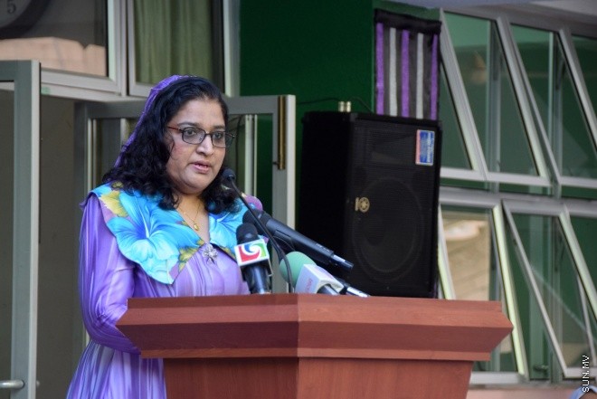 ފެބްރުއަރީ 24، 2016: މުހައްމަދު އަމީންދީދީގެ ހަނދާނުގައި ކޮންމެ އަހަރަކު ވެސް އަމީނިއްޔާ ސްކޫލުން ދެމުން އަންނަ މުހައްމަދު އަމީން އެވޯޑު ހަވާލުކުރުމާއި ސްކޫލްގެ ޕޯސްޓުުންނަށް މަގާމު ހަވާލުކުރުމަށް ބޭއްވި ރަސްމިއްޔާތު -- ސަން ފޮޓޯ/ ފަޔާޒު މޫސާ