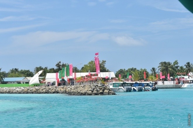 މާޗް 01، 2016: ހއ. ވަށަފަރުގައި ސަރުކާރުން ގާއިމްކޮށްފައިވާ ބަނދަރު ރަސްމީކޮށް ހުޅުވުމަށް ވަށަފަރުގައި ބޭއްވި ރަސްމިއްޔާތުގެ ތެރެއިން -- ފޮޓޯ/ ރައީސް އޮފީސް