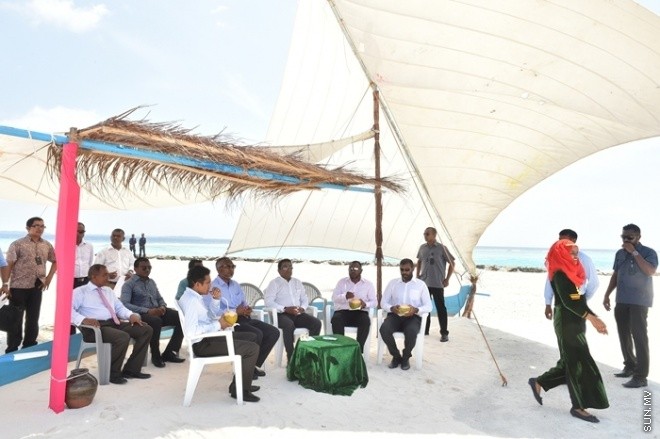 މާޗް 01، 2016: ހއ. ވަށަފަރުގައި ސަރުކާރުން ގާއިމްކޮށްފައިވާ ބަނދަރު ރަސްމީކޮށް ހުޅުވުމަށް ވަށަފަރުގައި ބޭއްވި ރަސްމިއްޔާތުގެ ތެރެއިން -- ފޮޓޯ/ ރައީސް އޮފީސް