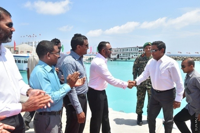 މާޗް 01، 2016: ހއ. ވަށަފަރުގައި ސަރުކާރުން ގާއިމްކޮށްފައިވާ ބަނދަރު ރަސްމީކޮށް ހުޅުވުމަށް ވަށަފަރުގައި ބޭއްވި ރަސްމިއްޔާތުގެ ތެރެއިން -- ފޮޓޯ/ ރައީސް އޮފީސް