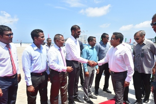 މާޗް 01، 2016: ހއ. ވަށަފަރުގައި ސަރުކާރުން ގާއިމްކޮށްފައިވާ ބަނދަރު ރަސްމީކޮށް ހުޅުވުމަށް ވަށަފަރުގައި ބޭއްވި ރަސްމިއްޔާތުގެ ތެރެއިން -- ފޮޓޯ/ ރައީސް އޮފީސް