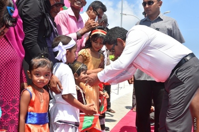 މާޗް 01، 2016: ހއ. ވަށަފަރުގައި ސަރުކާރުން ގާއިމްކޮށްފައިވާ ބަނދަރު ރަސްމީކޮށް ހުޅުވުމަށް ވަށަފަރުގައި ބޭއްވި ރަސްމިއްޔާތުގެ ތެރެއިން -- ފޮޓޯ/ ރައީސް އޮފީސް