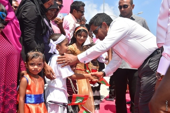 މާޗް 01، 2016: ހއ. ވަށަފަރުގައި ސަރުކާރުން ގާއިމްކޮށްފައިވާ ބަނދަރު ރަސްމީކޮށް ހުޅުވުމަށް ވަށަފަރުގައި ބޭއްވި ރަސްމިއްޔާތުގެ ތެރެއިން -- ފޮޓޯ/ ރައީސް އޮފީސް