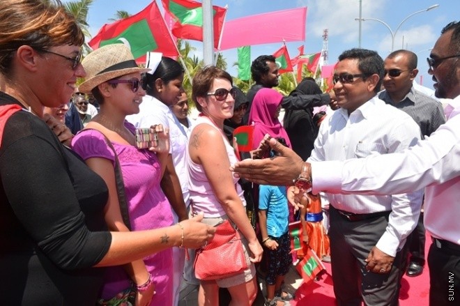 މާޗް 01، 2016: ހއ. ވަށަފަރުގައި ސަރުކާރުން ގާއިމްކޮށްފައިވާ ބަނދަރު ރަސްމީކޮށް ހުޅުވުމަށް ވަށަފަރުގައި ބޭއްވި ރަސްމިއްޔާތުގެ ތެރެއިން -- ފޮޓޯ/ ރައީސް އޮފީސް