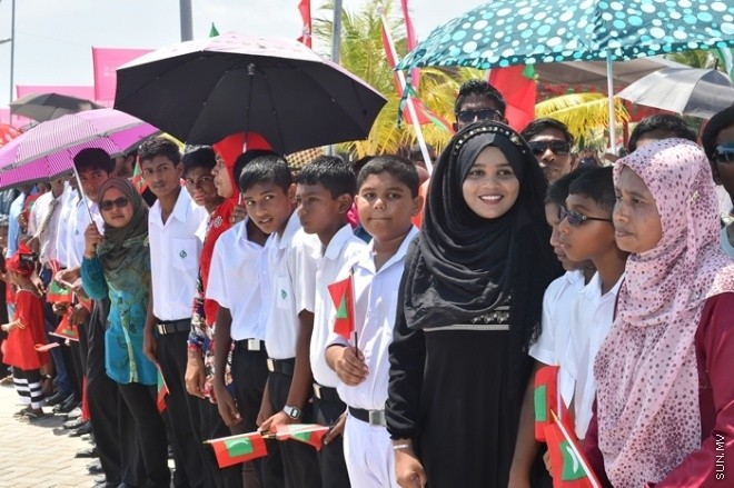 މާޗް 01، 2016: ހއ. ވަށަފަރުގައި ސަރުކާރުން ގާއިމްކޮށްފައިވާ ބަނދަރު ރަސްމީކޮށް ހުޅުވުމަށް ވަށަފަރުގައި ބޭއްވި ރަސްމިއްޔާތުގެ ތެރެއިން -- ފޮޓޯ/ ރައީސް އޮފީސް