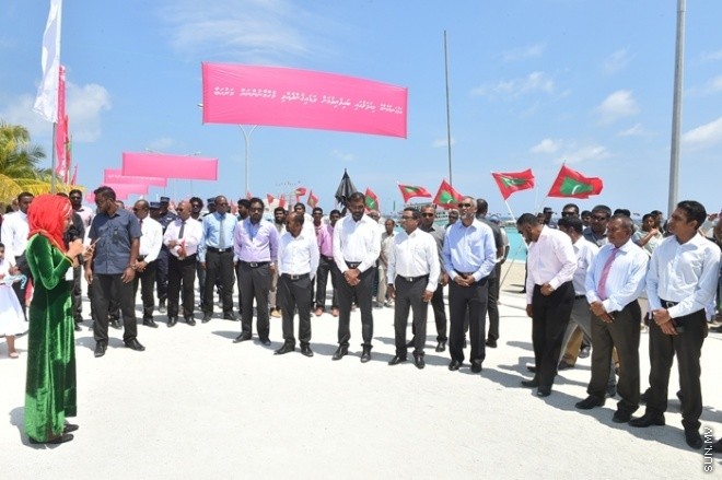 މާޗް 01، 2016: ހއ. ވަށަފަރުގައި ސަރުކާރުން ގާއިމްކޮށްފައިވާ ބަނދަރު ރަސްމީކޮށް ހުޅުވުމަށް ވަށަފަރުގައި ބޭއްވި ރަސްމިއްޔާތުގެ ތެރެއިން -- ފޮޓޯ/ ރައީސް އޮފީސް