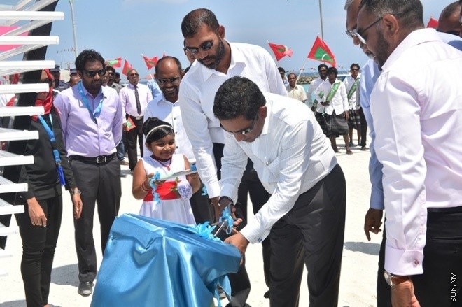 މާޗް 01، 2016: ހއ. ވަށަފަރުގައި ސަރުކާރުން ގާއިމްކޮށްފައިވާ ބަނދަރު ރަސްމީކޮށް ހުޅުވުމަށް ވަށަފަރުގައި ބޭއްވި ރަސްމިއްޔާތުގެ ތެރެއިން -- ފޮޓޯ/ ރައީސް އޮފީސް