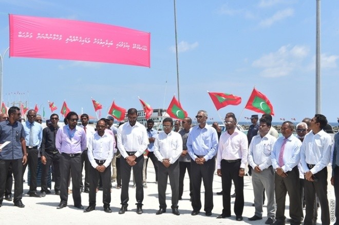 މާޗް 01، 2016: ހއ. ވަށަފަރުގައި ސަރުކާރުން ގާއިމްކޮށްފައިވާ ބަނދަރު ރަސްމީކޮށް ހުޅުވުމަށް ވަށަފަރުގައި ބޭއްވި ރަސްމިއްޔާތުގެ ތެރެއިން -- ފޮޓޯ/ ރައީސް އޮފީސް