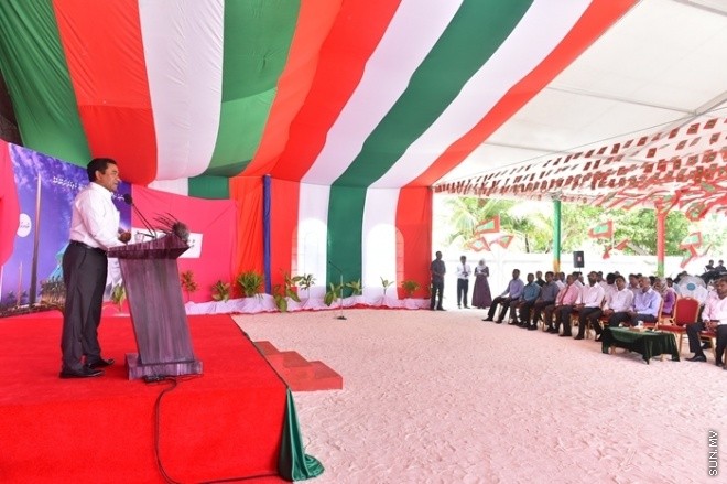 މާޗް 01، 2016: ހއ. ވަށަފަރުގައި ސަރުކާރުން ގާއިމްކޮށްފައިވާ ބަނދަރު ރަސްމީކޮށް ހުޅުވުމަށް ވަށަފަރުގައި ބޭއްވި ރަސްމިއްޔާތުގެ ތެރެއިން -- ފޮޓޯ/ ރައީސް އޮފީސް