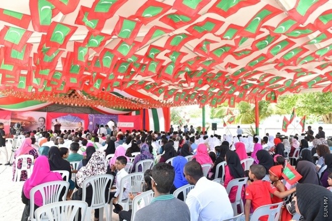 މާޗް 01، 2016: ހއ. ވަށަފަރުގައި ސަރުކާރުން ގާއިމްކޮށްފައިވާ ބަނދަރު ރަސްމީކޮށް ހުޅުވުމަށް ވަށަފަރުގައި ބޭއްވި ރަސްމިއްޔާތުގެ ތެރެއިން -- ފޮޓޯ/ ރައީސް އޮފީސް