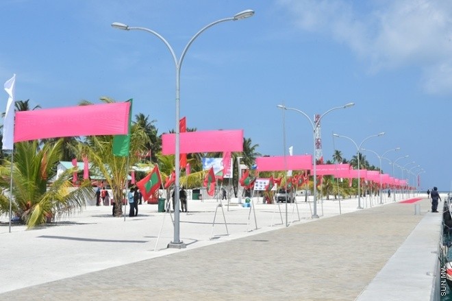 މާޗް 01، 2016: ހއ. ވަށަފަރުގައި ސަރުކާރުން ގާއިމްކޮށްފައިވާ ބަނދަރު ރަސްމީކޮށް ހުޅުވުމަށް ވަށަފަރުގައި ބޭއްވި ރަސްމިއްޔާތުގެ ތެރެއިން -- ފޮޓޯ/ ރައީސް އޮފީސް