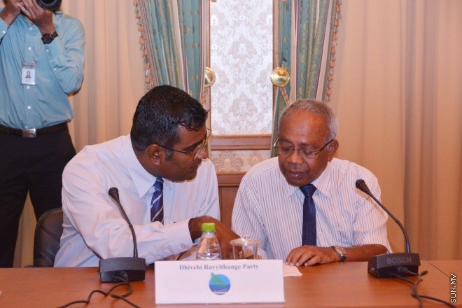 މާޗް 3، 2016: ސަރުކާރުން ސިޔާސީ ޕާޓީތަކާ އެކު ބާއްވާ މަޝްވަރާތަކުގެ ފުރަތަމަ ބައްދަލުވުމުގެ ތެރެއިން -- ސަން ފޮޓޯ/ ފަޔާޒު މޫސާ