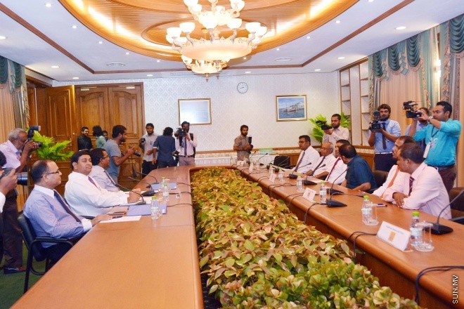 މާޗް 3، 2016: ސަރުކާރުން ސިޔާސީ ޕާޓީތަކާ އެކު ބާއްވާ މަޝްވަރާތަކުގެ ފުރަތަމަ ބައްދަލުވުމުގެ ތެރެއިން -- ސަން ފޮޓޯ/ ފަޔާޒު މޫސާ