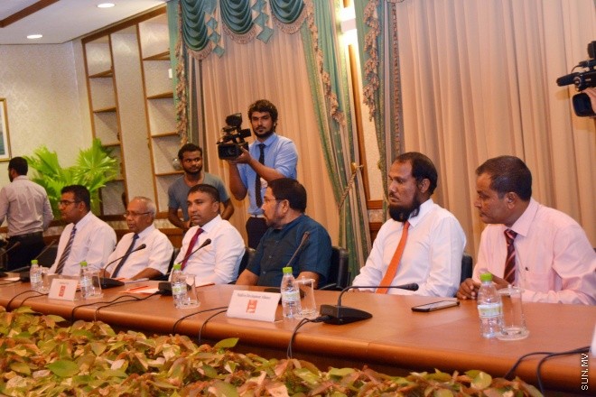 މާޗް 3، 2016: ސަރުކާރުން ސިޔާސީ ޕާޓީތަކާ އެކު ބާއްވާ މަޝްވަރާތަކުގެ ފުރަތަމަ ބައްދަލުވުމުގެ ތެރެއިން -- ސަން ފޮޓޯ/ ފަޔާޒު މޫސާ